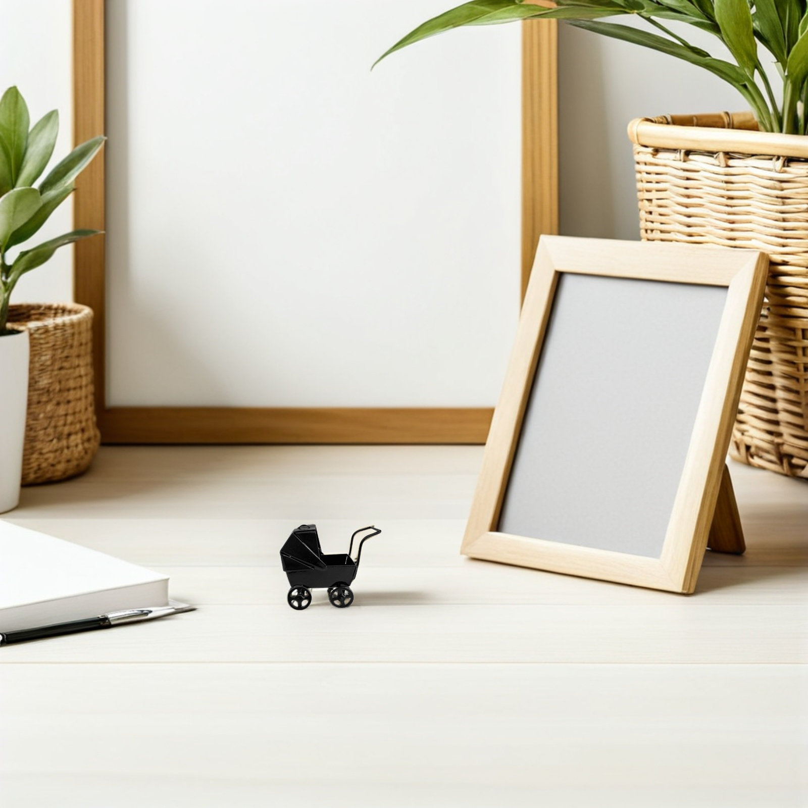 Miniatuur ijzeren kinderwagen  - Baby Nursery Bookshelf recensie en prijs